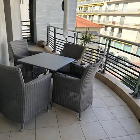 Апартаменти 1 Bedroom Next To The And Port Vauban *