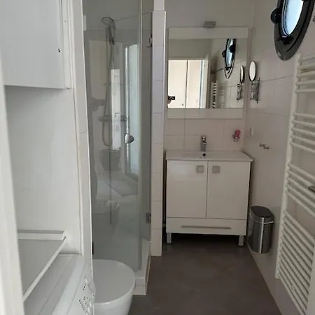 Apartment 1 Bedroom Next To The And Port Vauban