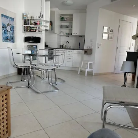 1 Bedroom Next To The And Port Vauban