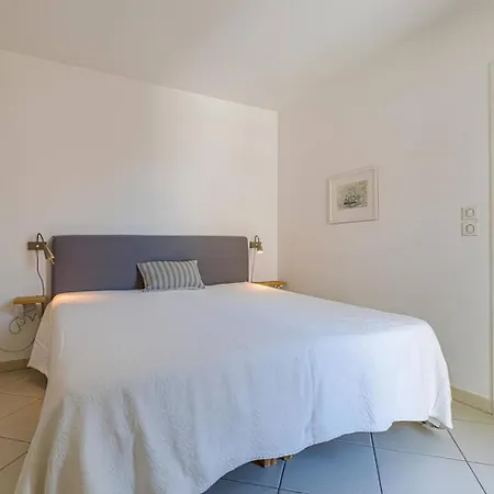 1 Bedroom Next To The And Port Vauban *