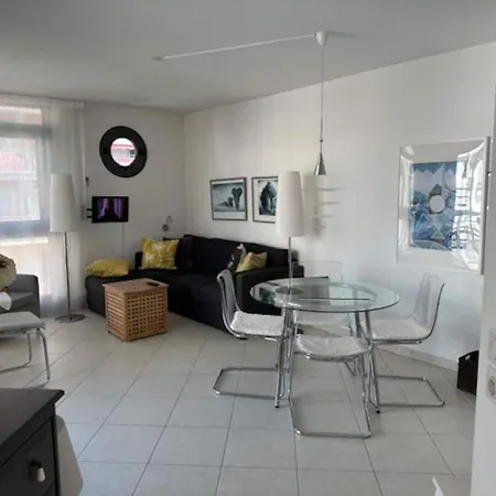 1 Bedroom Next To The And Port Vauban شقة